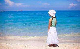 niña dulce en una playa tropical con agua turquesa foto