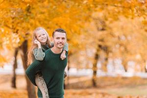 familia de papá y niño en un hermoso día de otoño en el parque foto