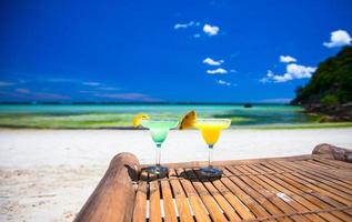 dos sabrosos cócteles alcohólicos en la playa blanca tropical foto