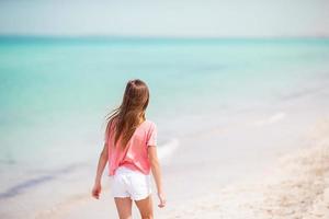 chica feliz disfruta de las vacaciones de verano en la playa foto