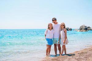 hermosa familia feliz en unas vacaciones en la playa tropical foto