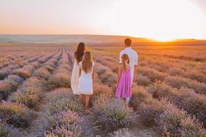 familia en campo de flores de lavanda al amanecer foto