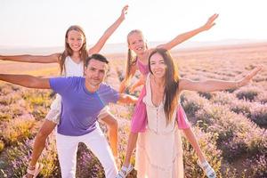 familia en el campo de flores de lavanda al atardecer foto