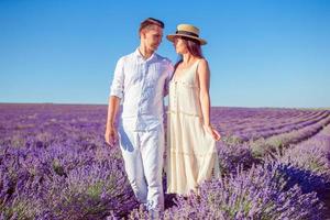 familia en el campo de flores de lavanda al atardecer con vestido blanco y sombrero foto