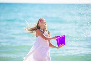 linda niña en la playa durante las vacaciones en el caribe foto