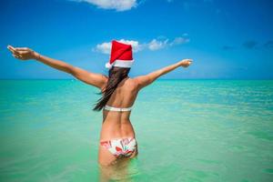 vista trasera de una hermosa joven con sombrero de santa foto