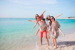 familia joven de vacaciones diviértete mucho foto