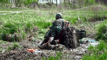 squadra gara attraverso il palude su un atv video