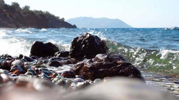 vagues de la mer sur la plage rocheuse video