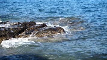 olas del mar en la playa rocosa video
