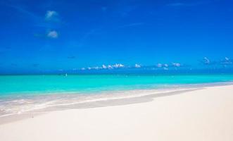 playa de arena blanca con agua turquesa en la isla perfecta foto