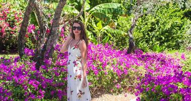 mujer hermosa joven en vacaciones de verano en un jardín exuberante foto