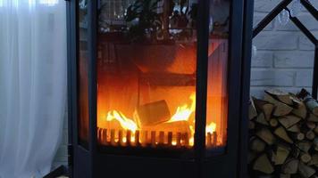 Briquetas de combustible hechas de aserrín prensado para encender el horno: combustible alternativo económico y ecológico para la chimenea de la casa. la leña se está quemando en el horno en el interior video