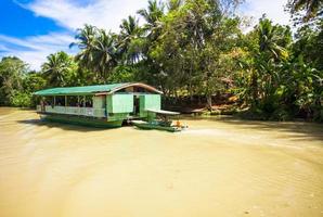 barco de crucero exótico con turistas en el río loboc de la selva, bohol foto