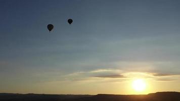 Heißluftballon im Sonnenuntergang video