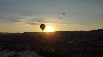 varm luft ballong i solnedgång video