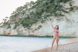 niña linda en la playa durante las vacaciones de verano foto