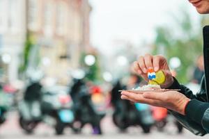 sabroso arenque fresco con cebolla y bandera holandesa en el fondo del canal de agua en amsterdam. comida tradicional holandesa foto