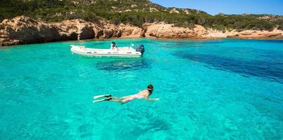 mujer joven buceando en aguas tropicales de vacaciones foto