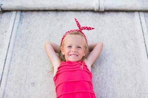 adorable niña en la azotea del duomo, milán, italia foto