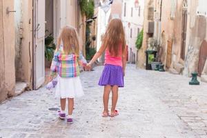 adorables niñas felices caminando al aire libre en una ciudad europea foto