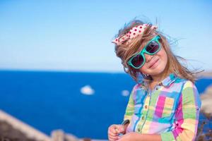 adorable niña en el borde fondo mar azul en bonifacio foto