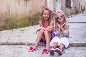 adorables niñas felices al aire libre en una ciudad europea foto