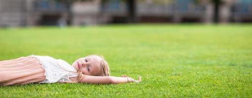 adorable niña pequeña en París durante las vacaciones de verano foto