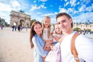 familia feliz con dos niños en parís en vacaciones francesas foto