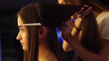 jeune coiffeur faire coiffure avec belle femme au salon video