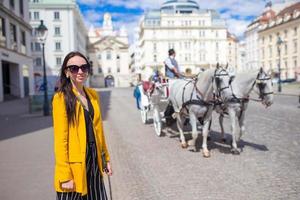 chica turista disfrutando de sus vacaciones europeas en viena foto