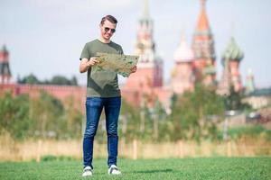 feliz joven urbano en ciudad europea. foto