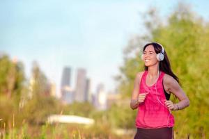 joven sonriente haciendo ejercicios deportivos al aire libre foto