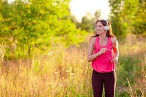 joven sonriente haciendo ejercicios deportivos al aire libre foto