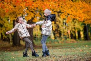 niñas adorables en el cálido y soleado día de otoño al aire libre foto