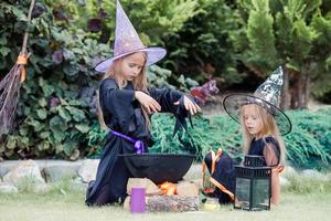 chicas felices disfrazadas de halloween con calabaza jack.truco o trato foto