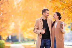 familia feliz caminando en el parque de otoño en un día soleado de otoño foto