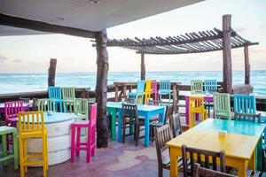 bar-restaurante de colores brillantes en la playa de arena blanca en tulum foto