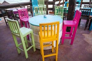 bar-restaurante de colores brillantes en la playa de arena blanca en tulum
