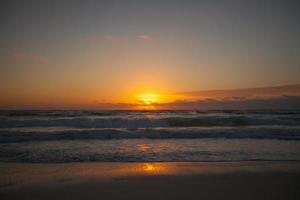 asombrosa puesta de sol colorida en una playa exótica foto