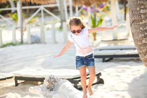 niña feliz en vacaciones en la playa foto