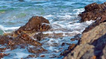 Schönheit felsiger Strand. Küste mit Vawes und Felsen video