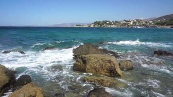 hermosas olas del mar en la playa rocosa video