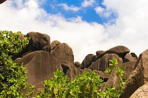 grandes rocas monumentales lisas en las seychelles foto