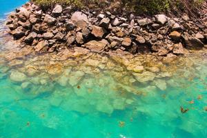 laguna exótica turquesa con grandes piedras en seychelles foto