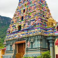 colorida fachada de un templo hindú en victoria en seychelles foto