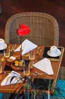mesa servida para el desayuno en un resort tropical en seyshelles foto