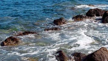 bellezza roccioso spiaggia. riva del mare con vawe e rocce video