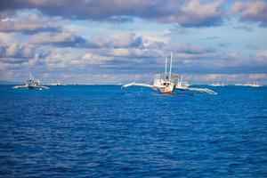 gran catamarán en mar abierto cerca de la isla de bohol foto