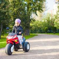 adorable niña montando una bicicleta para niños foto